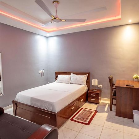 Bella Ella Hotel & Event Center Kasoa Buitenkant foto
