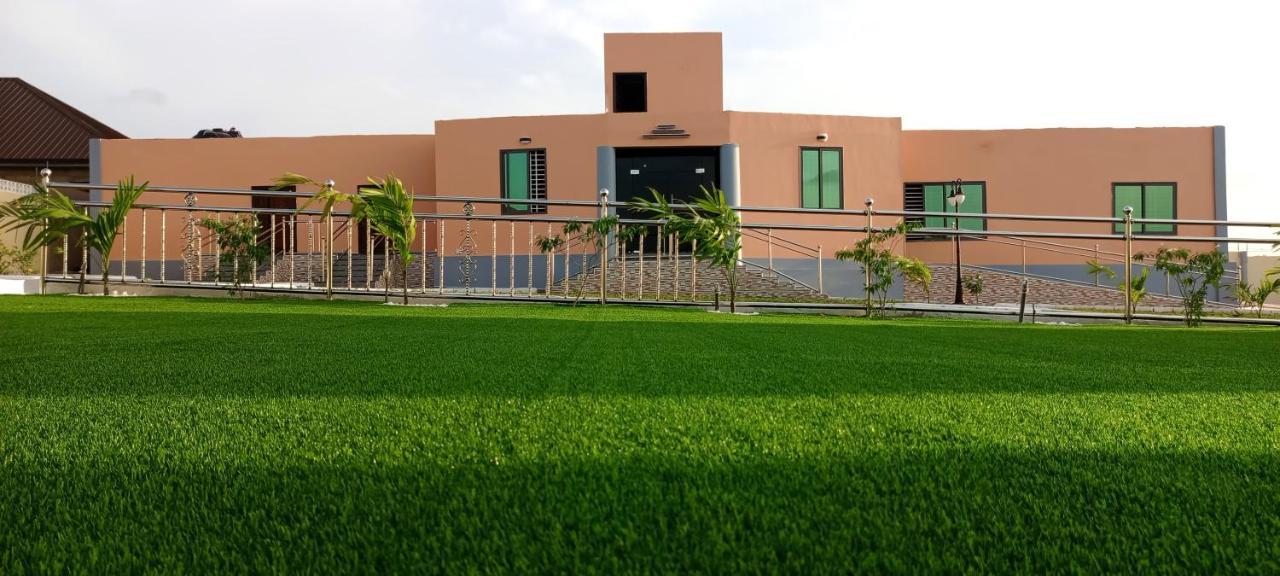 Bella Ella Hotel & Event Center Kasoa Buitenkant foto